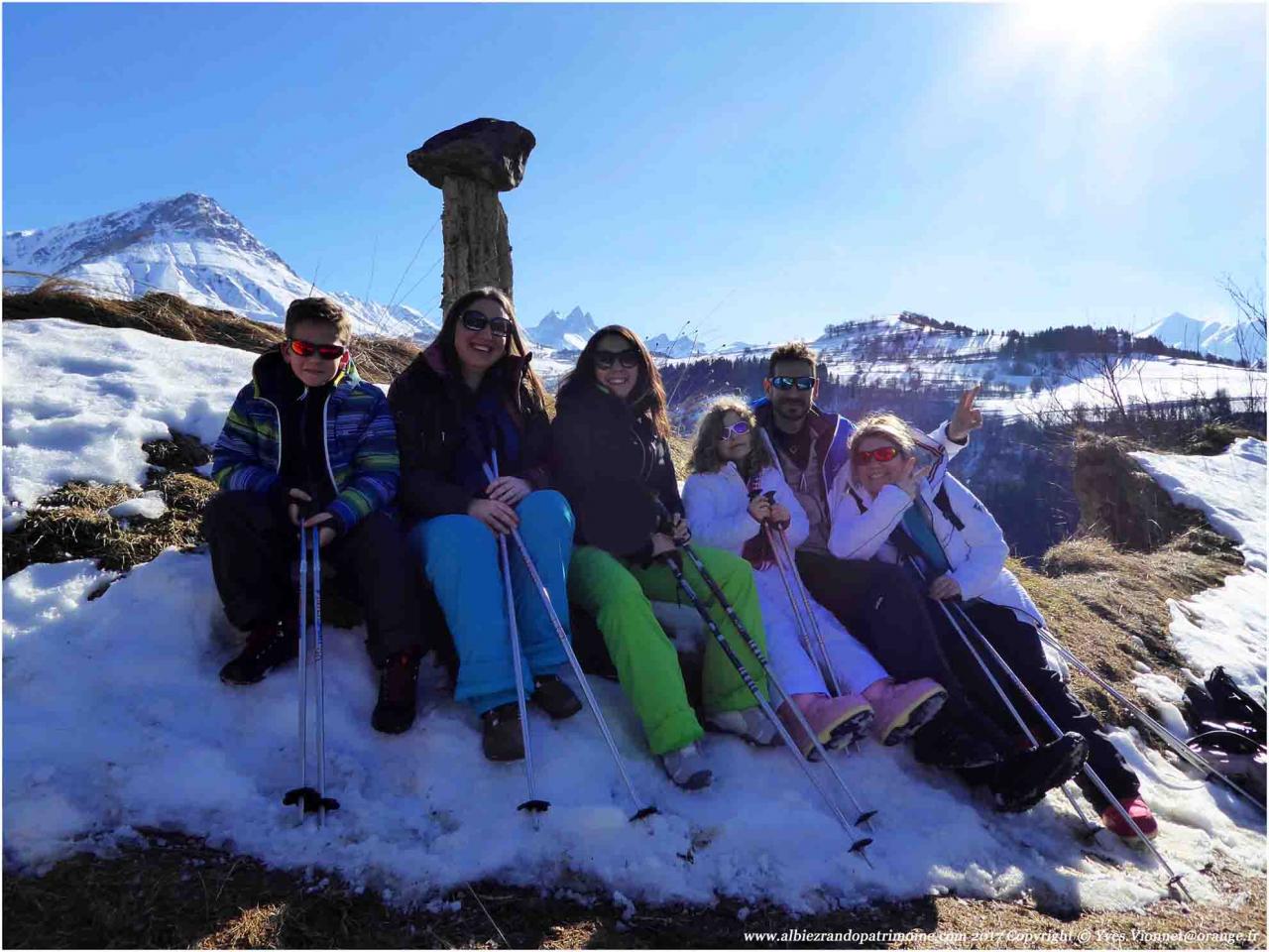 Les participants de la rando au pied du Moine