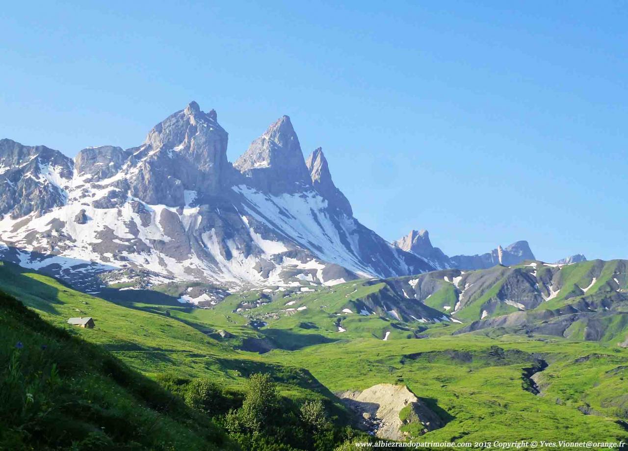 La neige persiste au pied des Aiguilles d'Arves