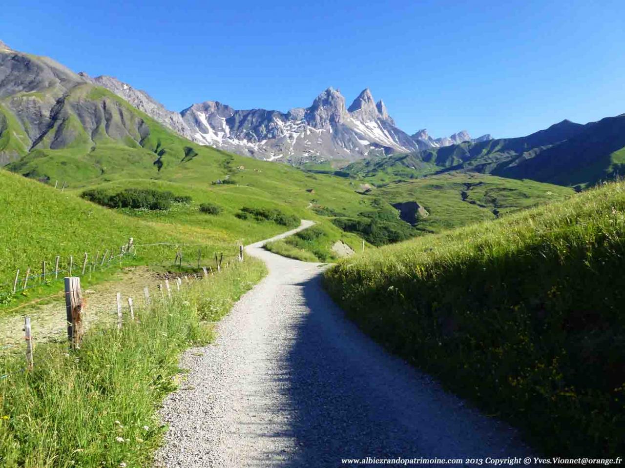 Plus qu'a suivre le sentier vers les Aiguilles d'Arves