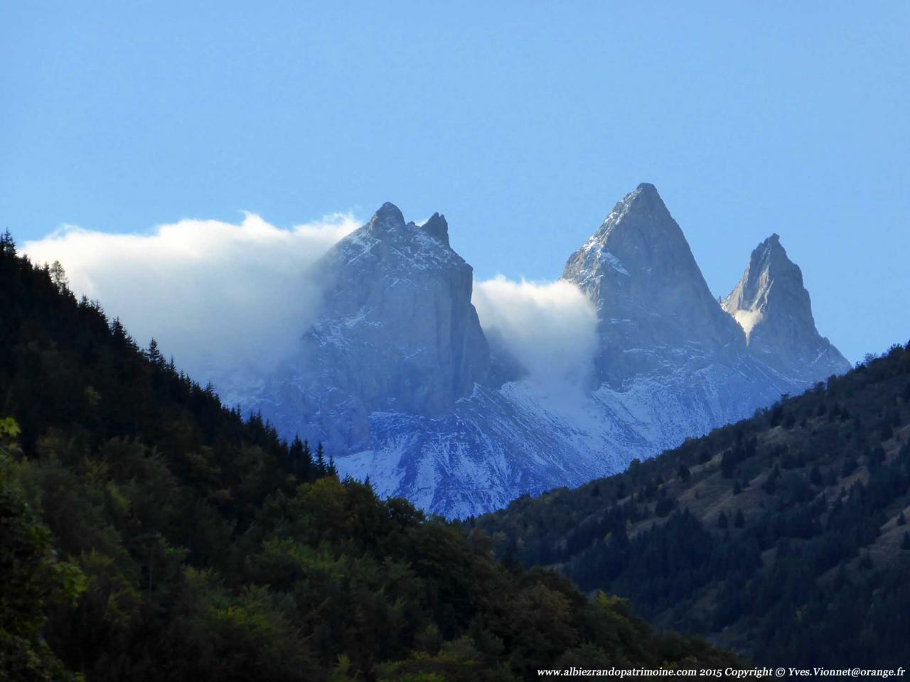 LEs Aiguilles d'Arves arrêtent les nuages