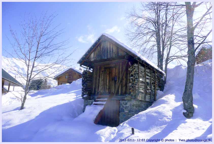 Un Grenier entouré de bois