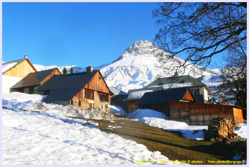 Le plan d'Albiez, au fond La Croix d'Albiez et Le Mont Emy