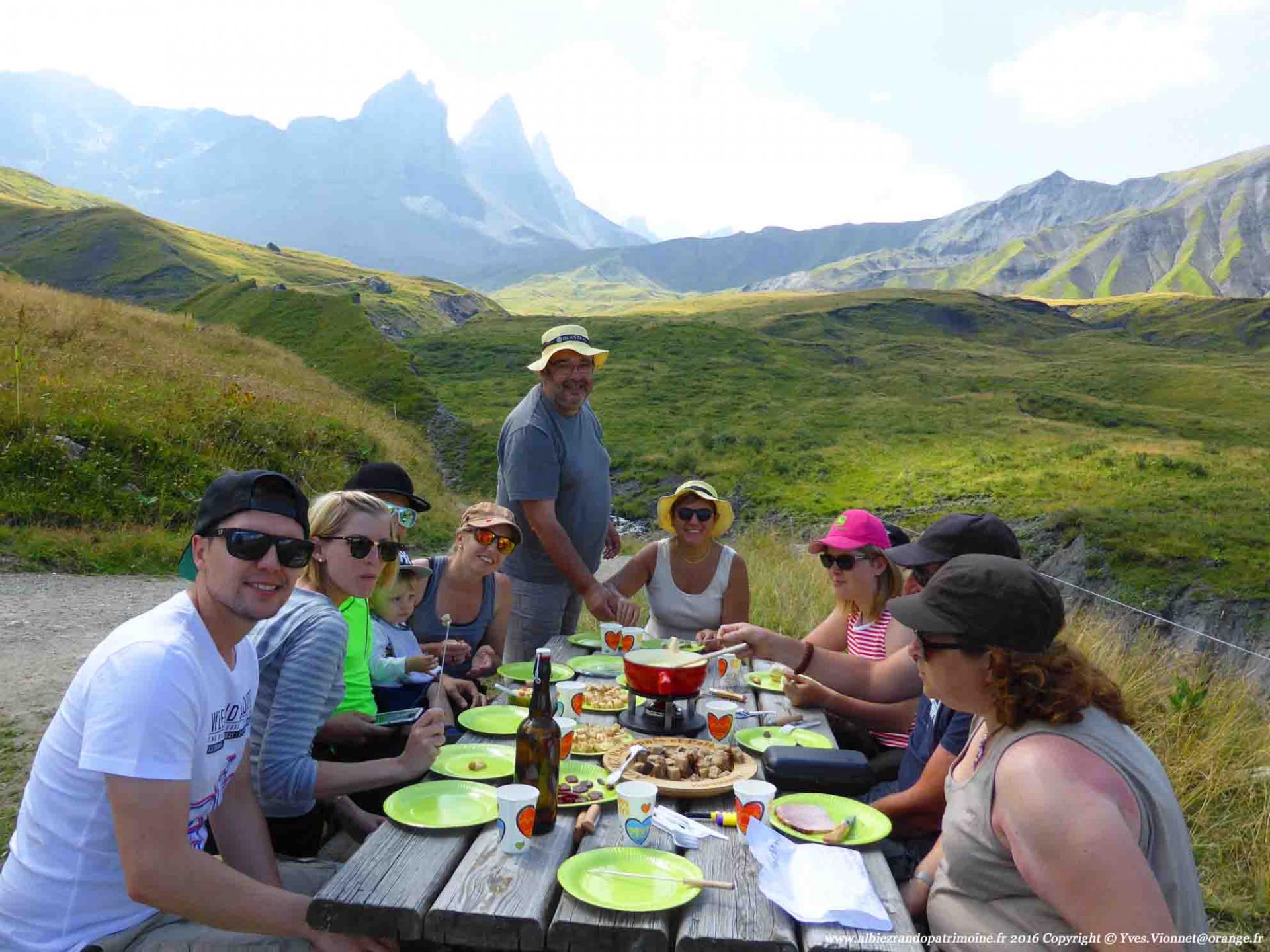 La fondue en alpage au soleil de midi avec le Beaufort des alpages, ... un délice.