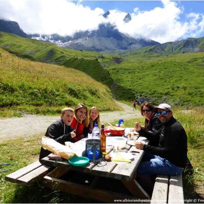 Fondue en alpage au soleil, petite marche / tous les jours